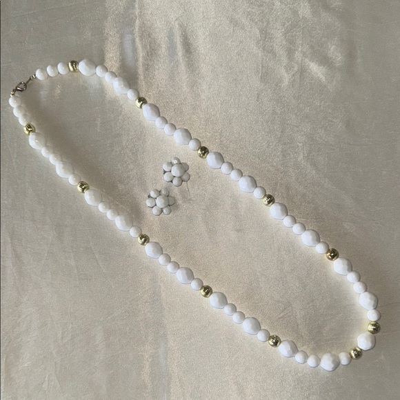 Vintage White Gold Faceted Bead Necklace Matching Bead Button Style Earrings Set - Picture 3 of 11